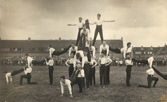 222524 Afbeelding van een uitvoering door de mannelijke leden van de Utrechtse Arbeiders Gymnastiekvereniging Kracht en ...